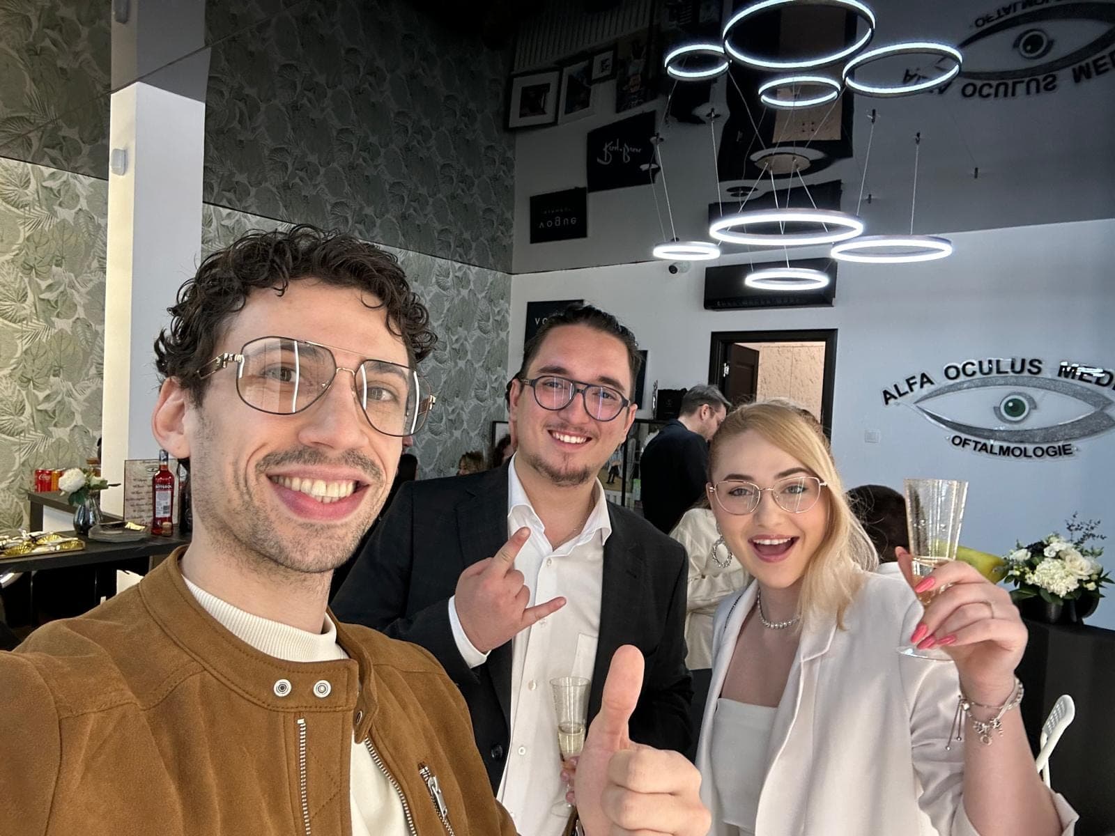 Tudor Rădăcineanu alături de Erol Constantin, proprietarul Alfa Oculus Med