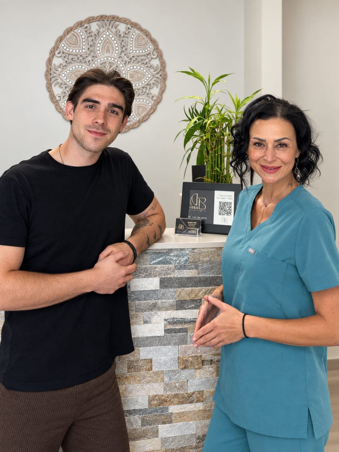 Andrei Niță alături de Andreea Vlad, fondatoarea Deea Boutique